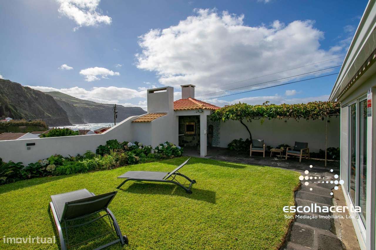 Villa de luxo com piscina coberta e vista para o mar-35