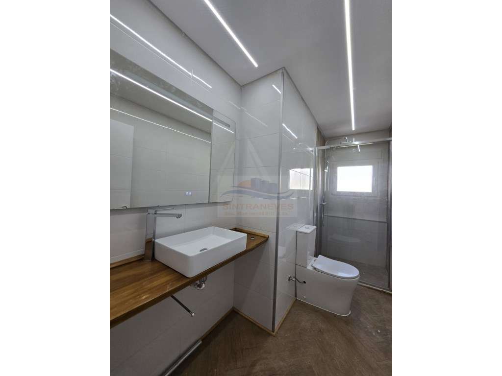 T3 Junto á Urbanização Vila Chã, com 2 WCS e Varandas - Totalmente ...-44