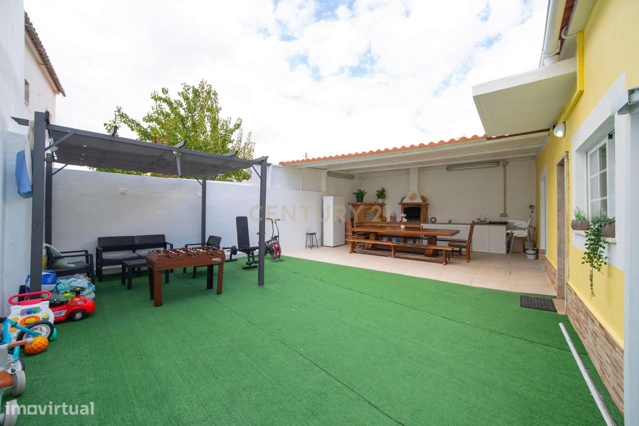 Moradia T2 Renovada, com 119 m² de Logradouro-20