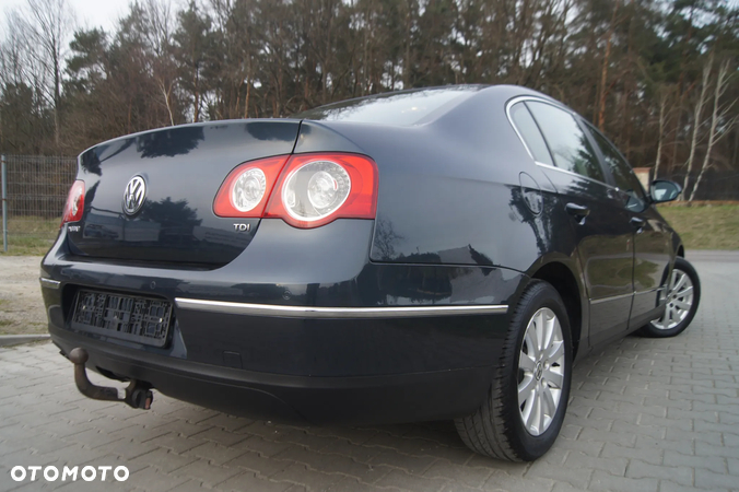 Volkswagen Passat 1.9 TDI Highline - 12