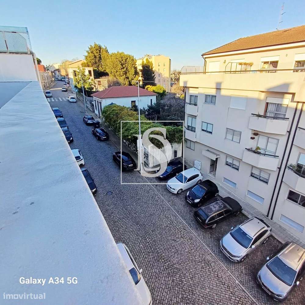 Excelente T2 com terraço e garagem em Box-9