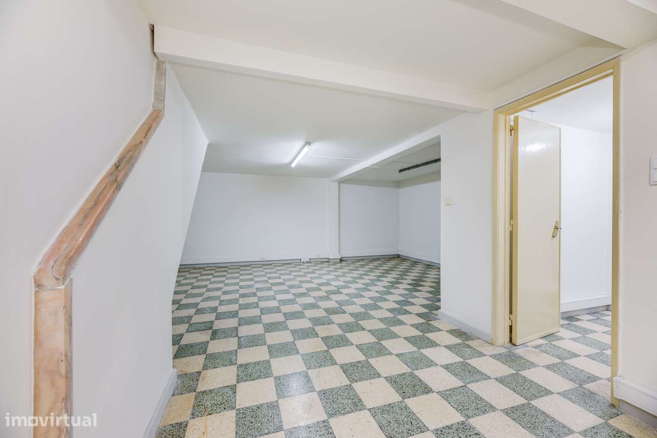 ESPAÇO COMERCIAL REMODELADO | PRONTO A FUNCIONAR | SACAVÉM-5