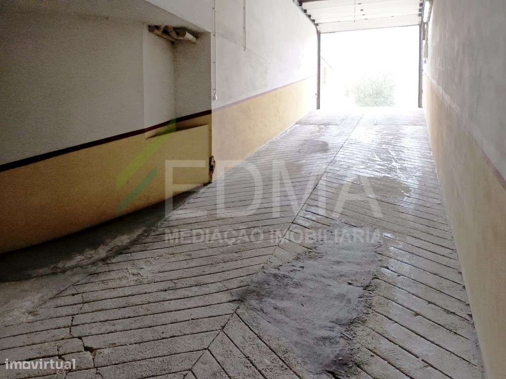 Garagens / Lugares de Garagem / Arrumos - Grande imagem: 5/9