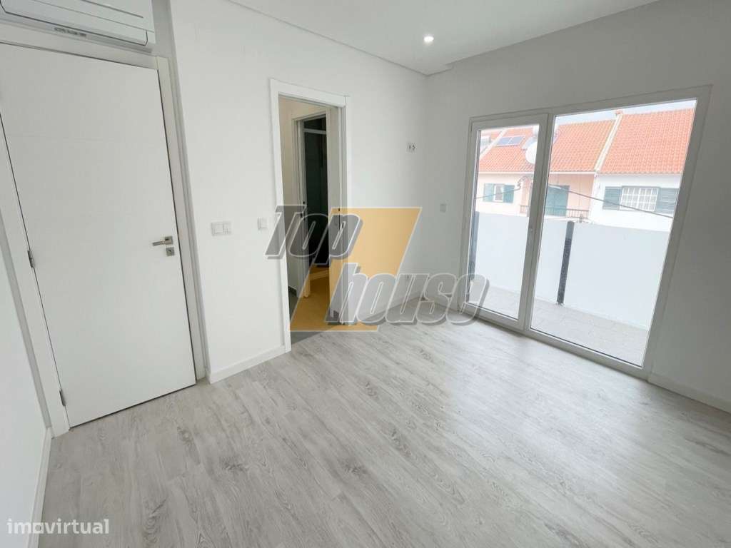 Moradia em banda V2+3 - Vale de Milhaços - Corroios - Grande imagem: 5/30