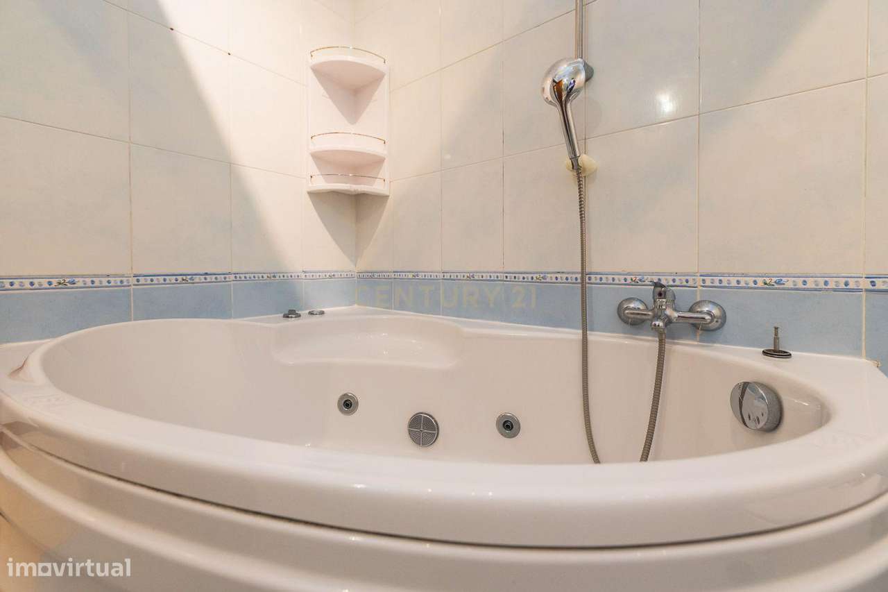 Excelente apartamento T2 com parqueamento em Rio de Mouro-16