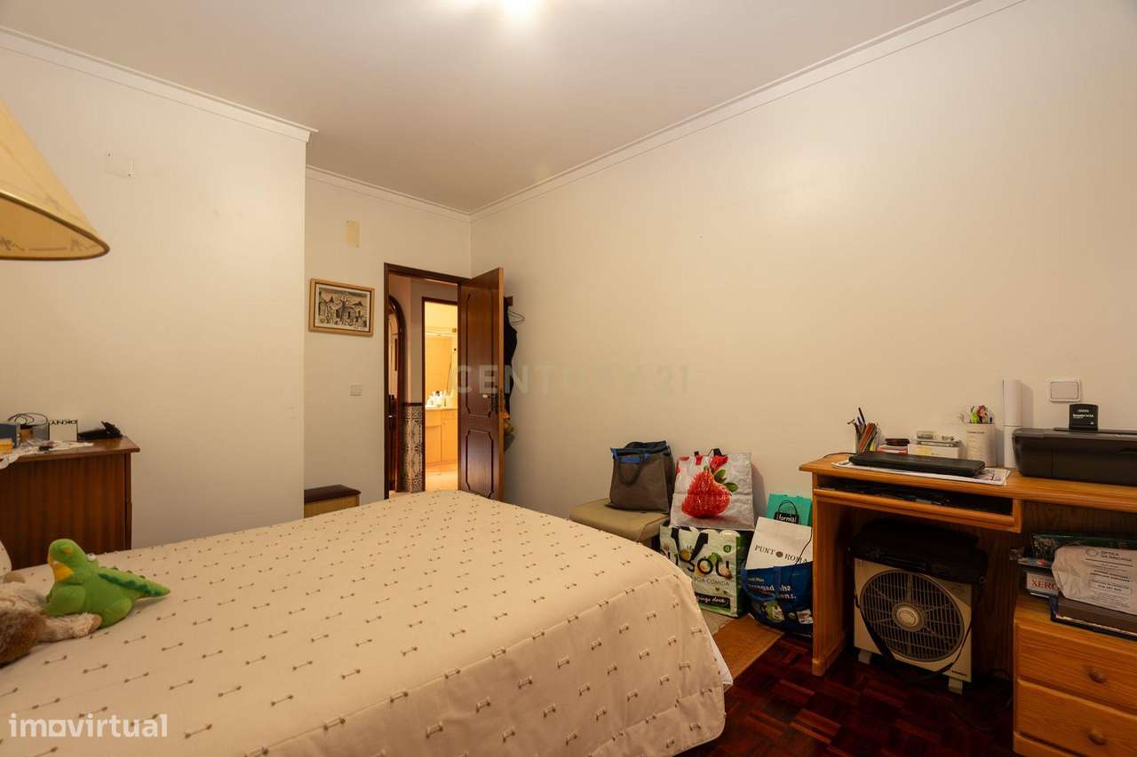 Apartamento de tipologia T2, com box e varandas, localizado em Rio de-26