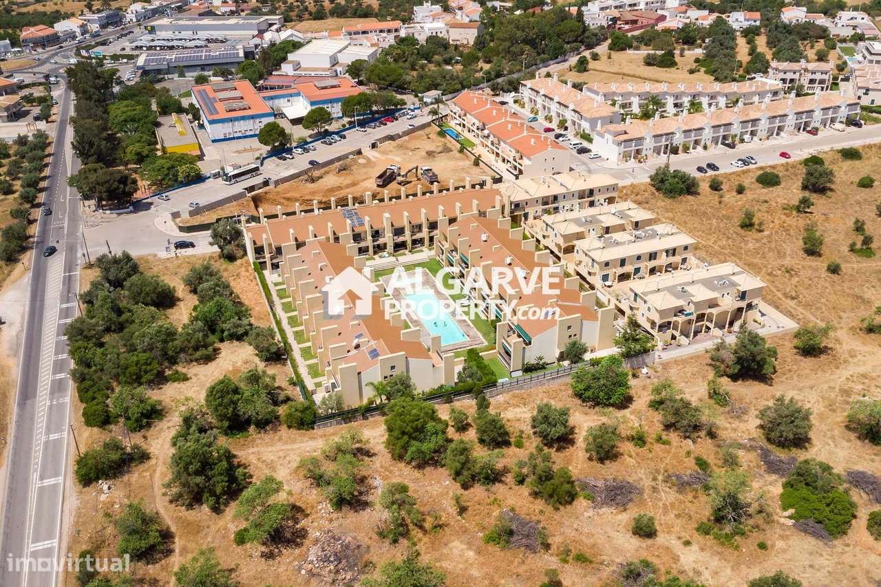 Moradia moderna V6 em condomínio com piscina. Perto de Vilamoura e pra-6