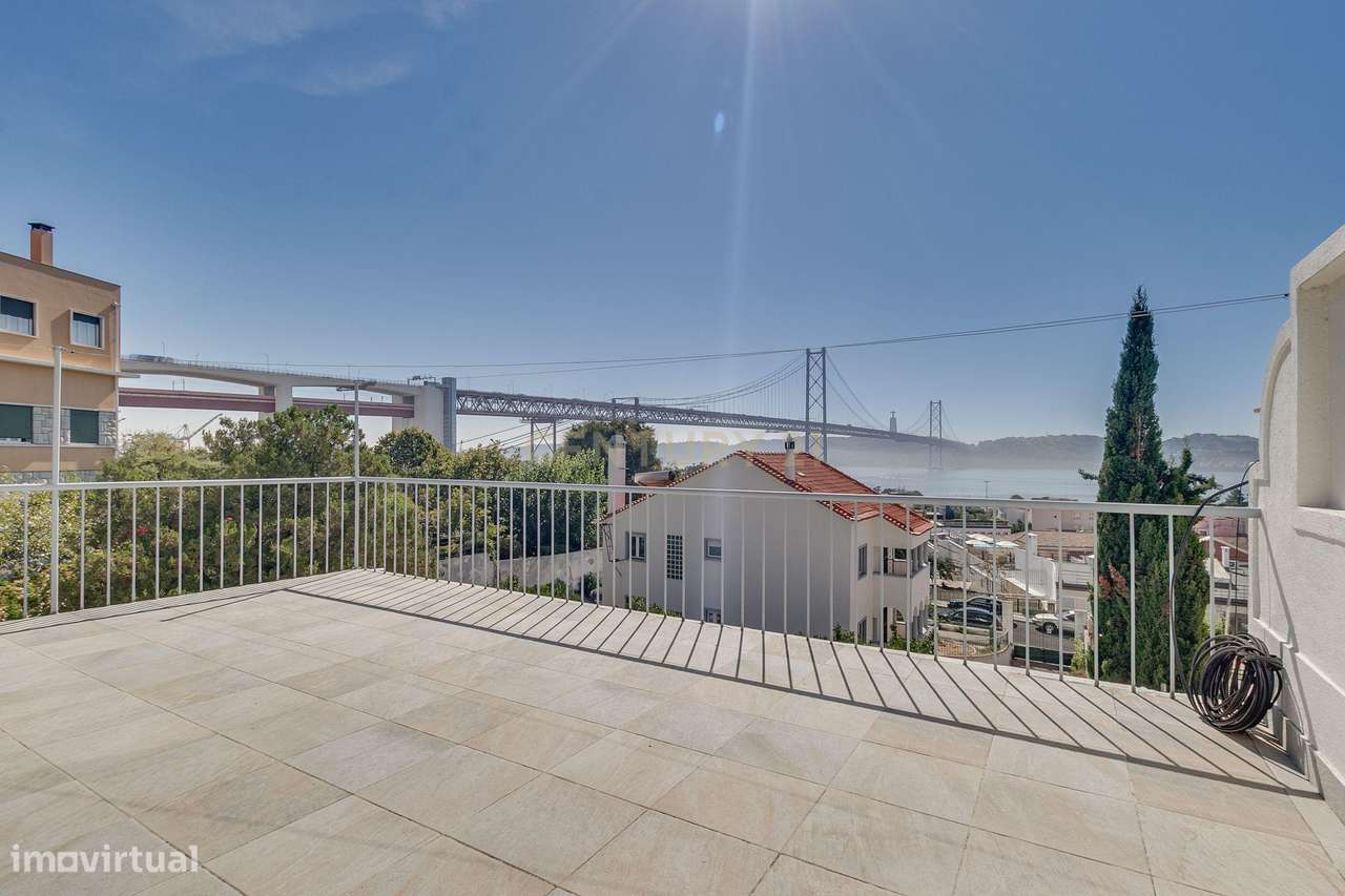 Terreno de 956m2 com duas moradias em Alcântara, Lisboa, uma T4 e T3-36