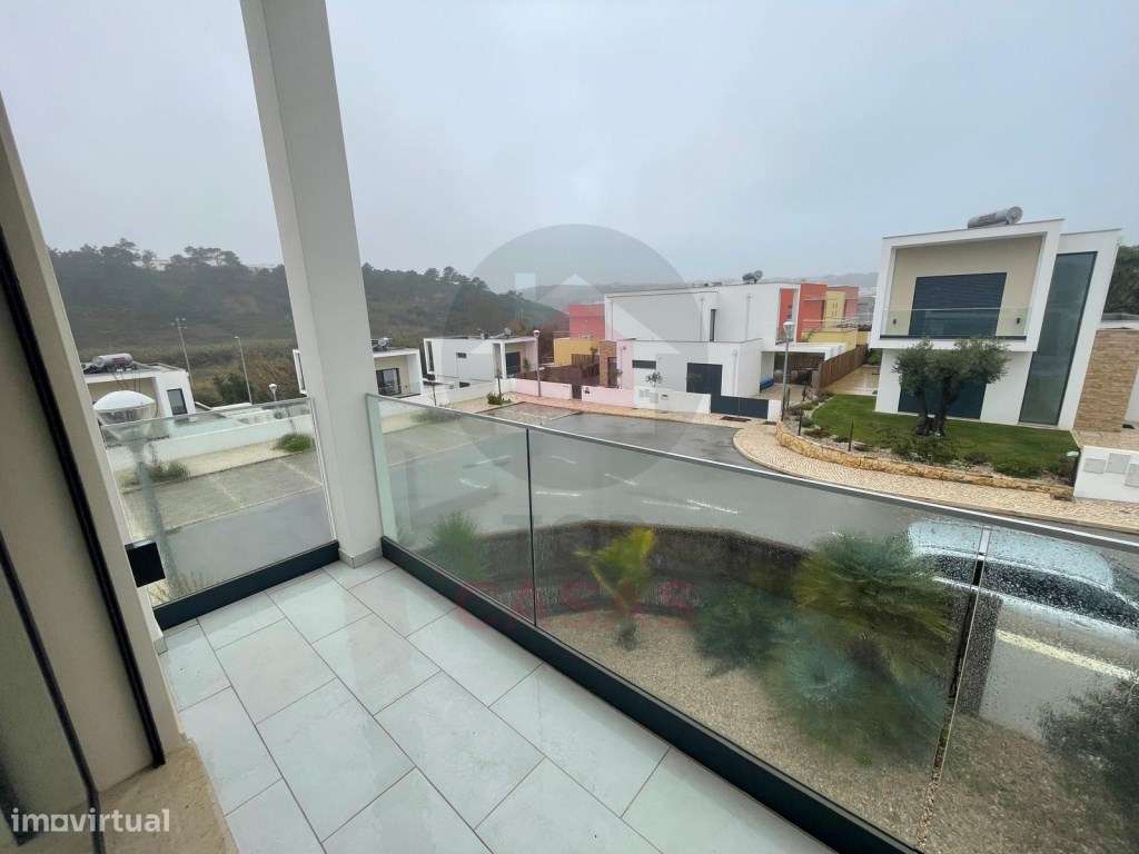 Moradia de arquitectura moderna com piscina privada-35