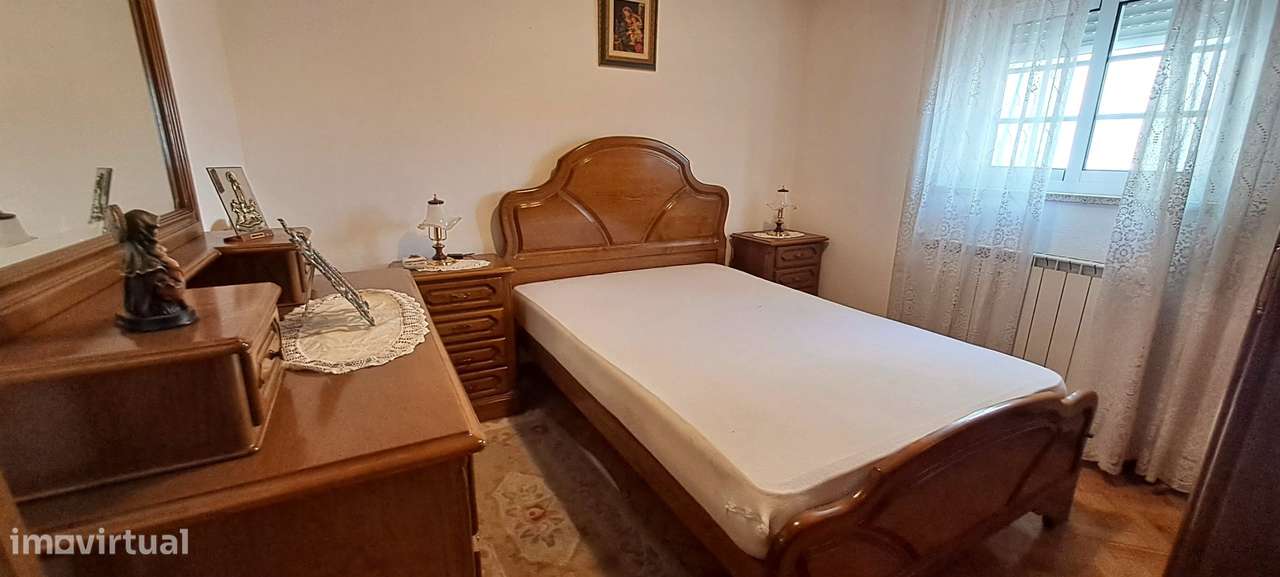 Moradia T5 com garagem e jardim em Miranda do Douro-23