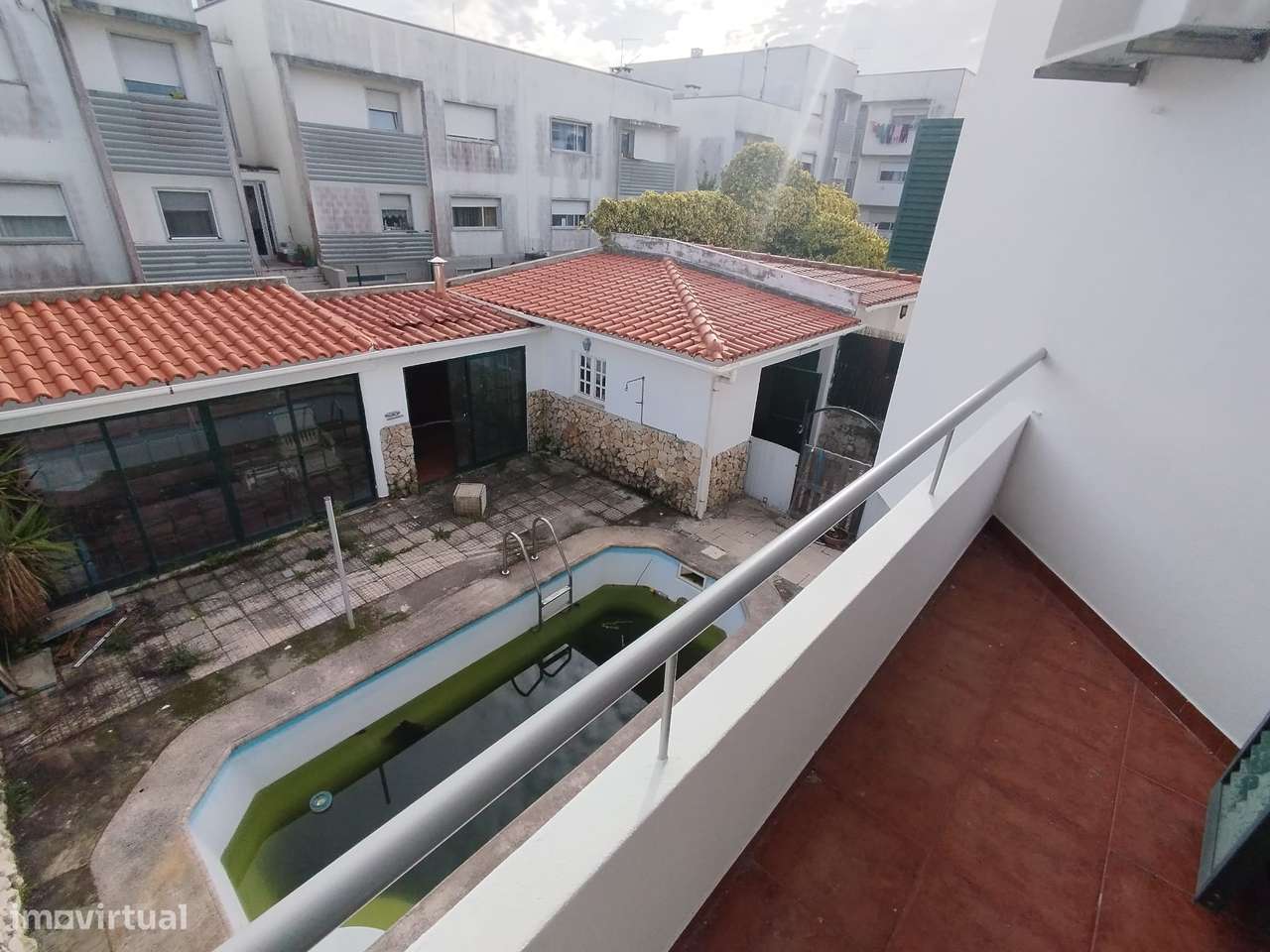Moradia de 3 Pisos Com Piscina e Jardim – Excelente Potencial - Grande imagem: 5/60