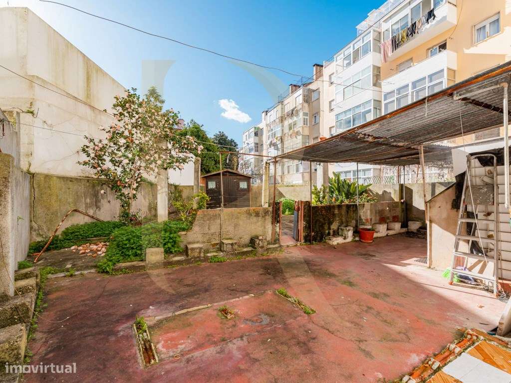 Apartamento T2 com quintal e elevador em Ajuda - Lisboa-0