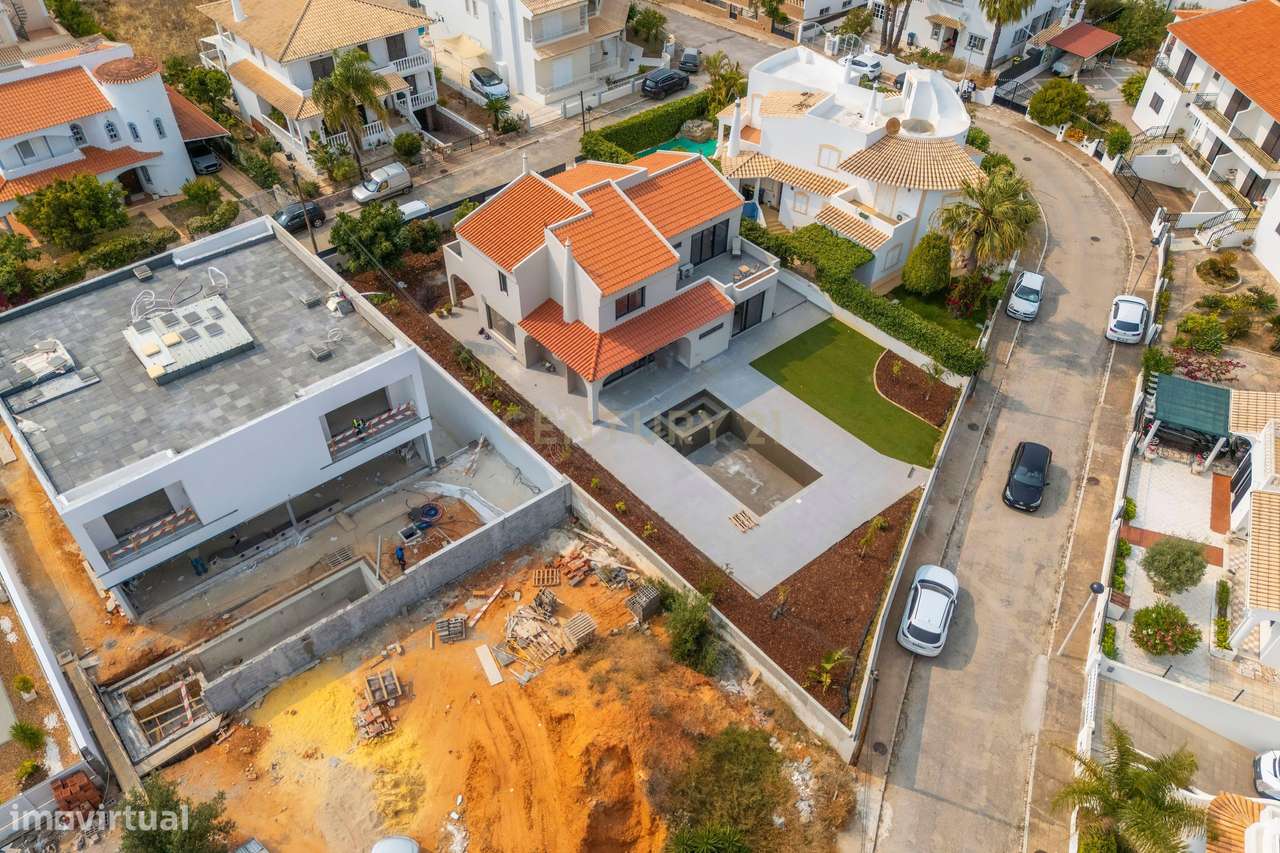 Moradia T5 | Piscina Aquecida  | Totalmente Renovada | Gambelas - Grande imagem: 5/60