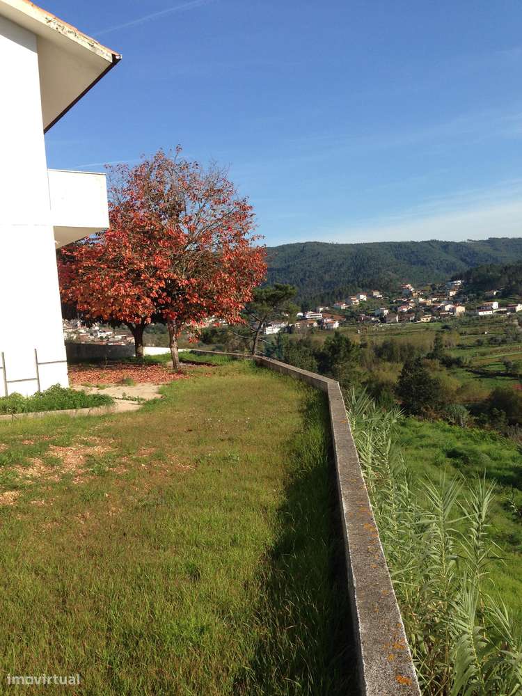 Moradia T3 com Garagem e Terreno em Almalaguês-5