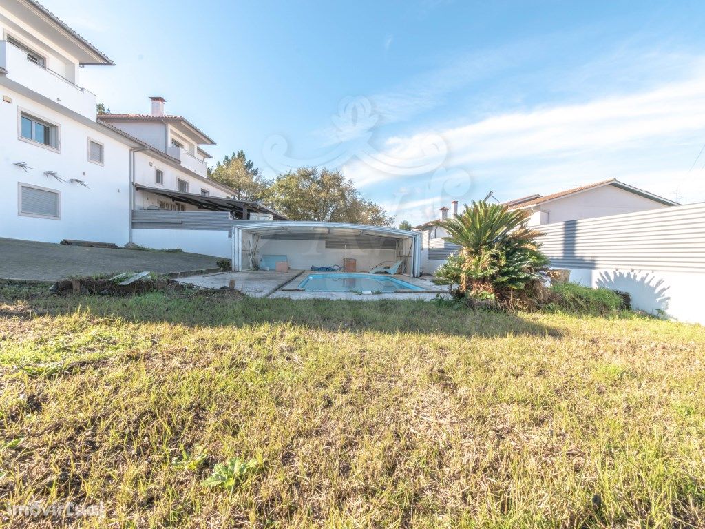 Moradia T4 com piscina situada em zona calma próxima da c...