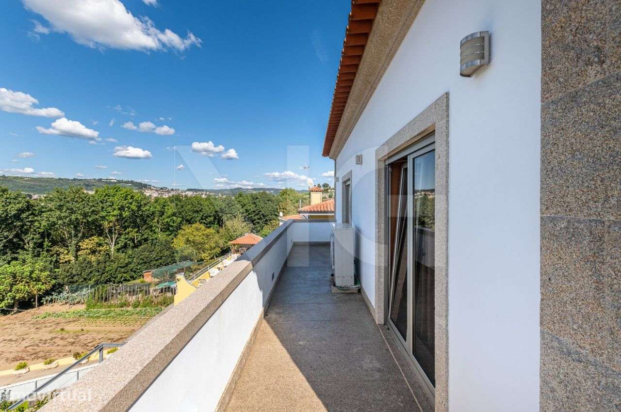 Moradia T3, com Varanda, jardins e Piscina em Felgueiras-39