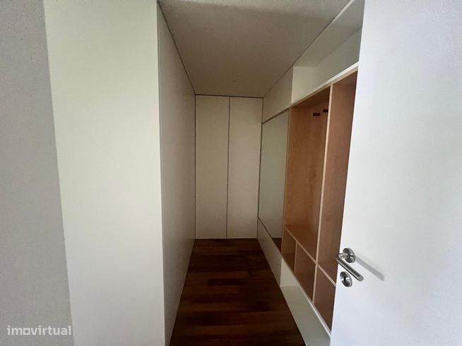 Venda de Apartamento T3 com garagem ao Campo Alegre-13
