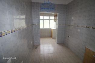 Apartamento T2 de 72m2 com varanda no centro de Almada