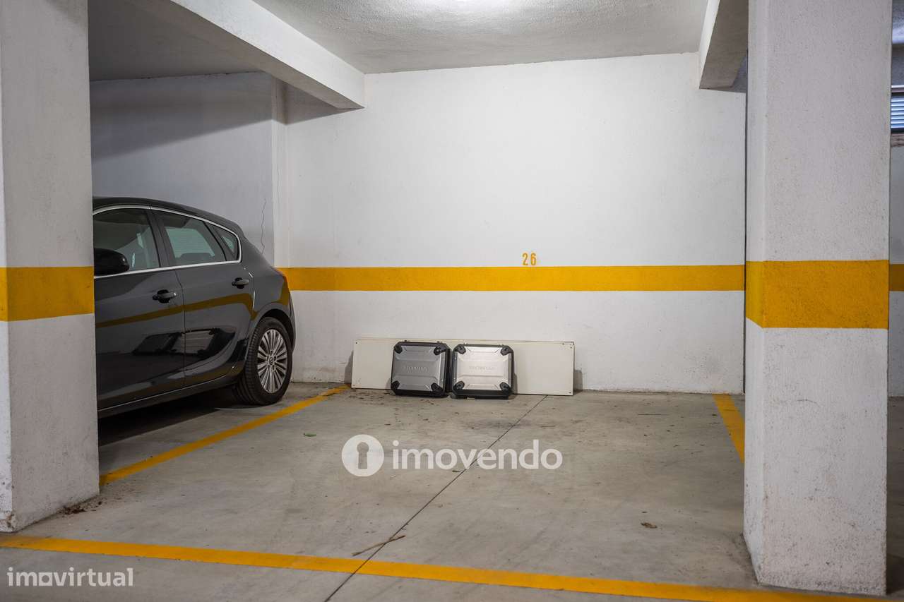 Apartamento T2 com estacionamento e arrecadação, em Mem Martins-36