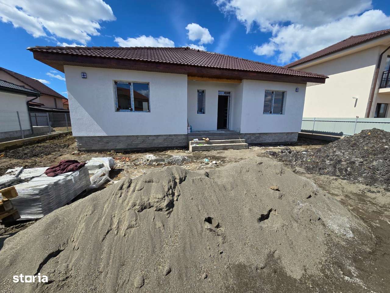 Casa 4 cam.2 băi,1 pivniță 1 dressing,500mp.teren,gard,pavaj - Imagine principală: 4/13