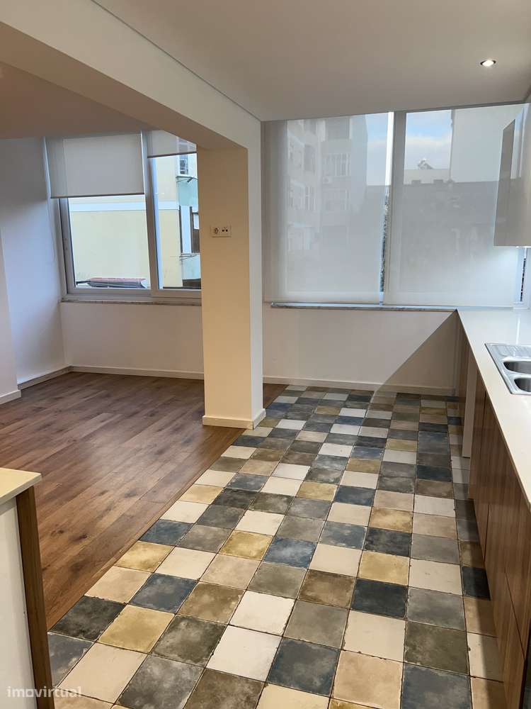 Exelente T2 Remodeladao na zona Montalvão Setubal - Grande imagem: 5/18