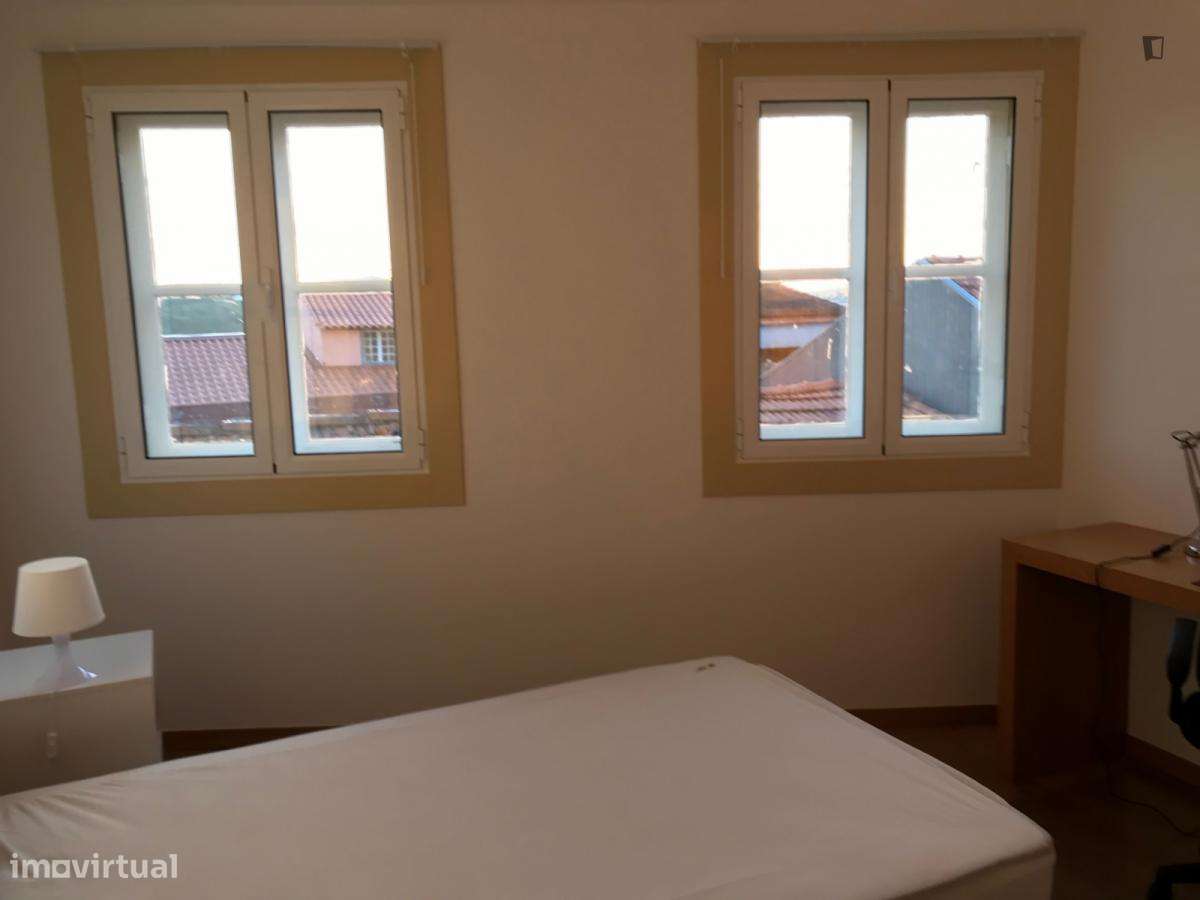 Quarto - localizado em Baixa Coimbra - Grande imagem: 4/6