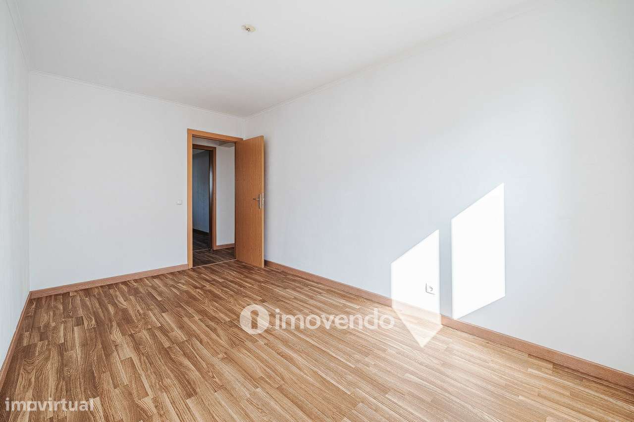 Apartamento T2 com cozinha equipada e estacionamento, na Ameixoeira-23