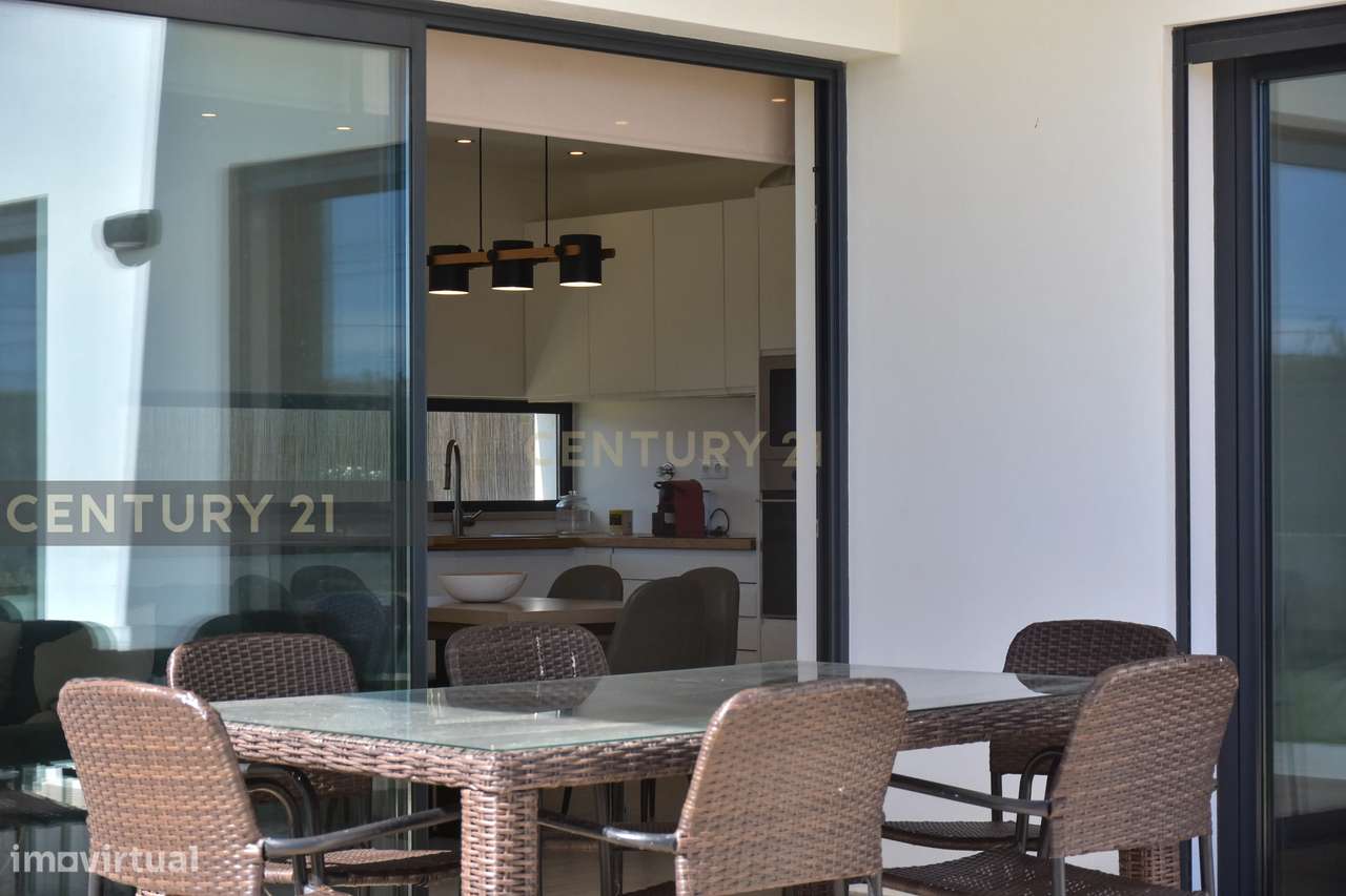 Luxo e Tranquilidade em Sagres: Uma Moradia Contemporânea à espera de-7