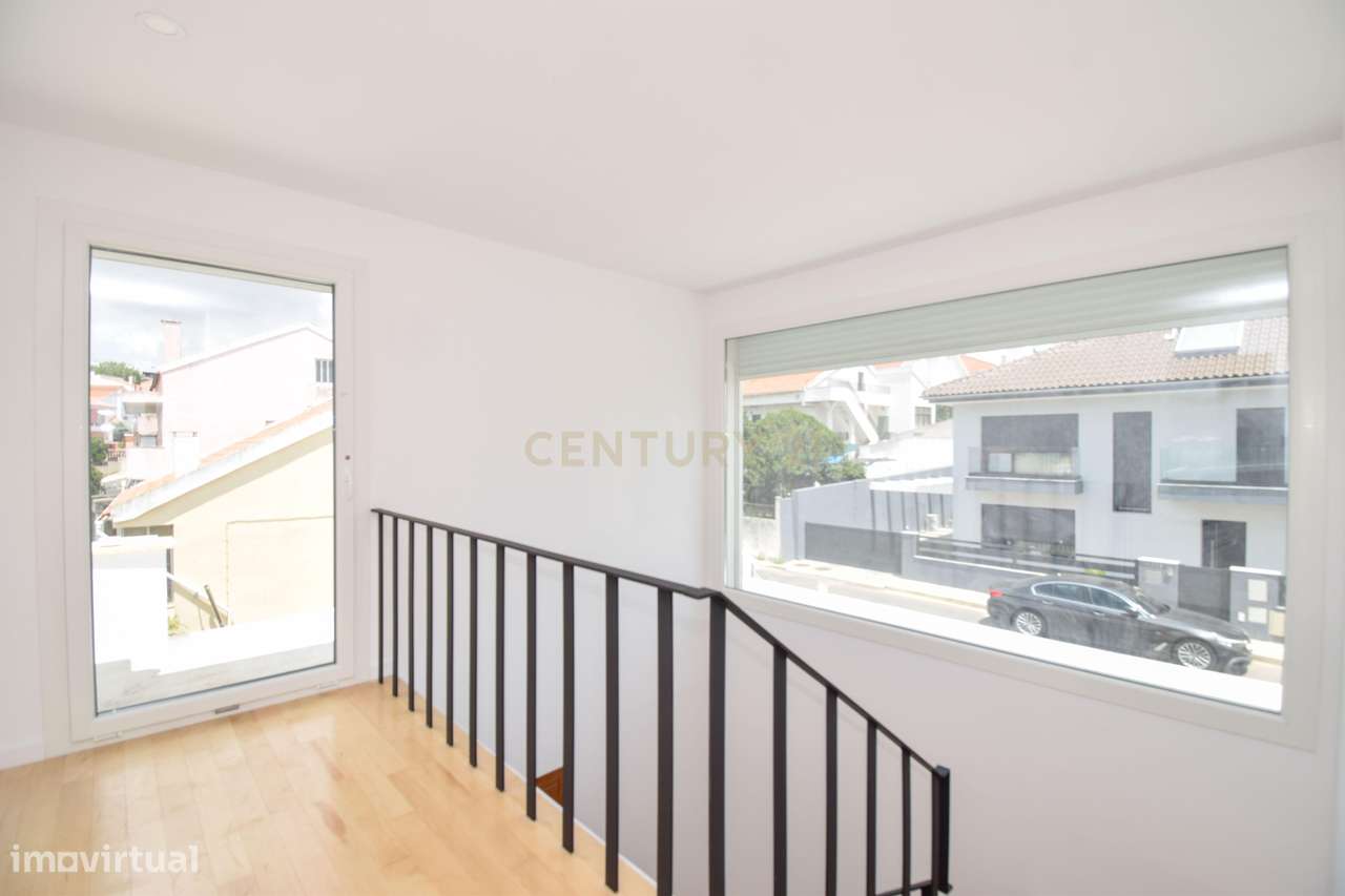 Moradia T4 de Arquitetura Moderna e Sustentável em Famões - Casal do R-13