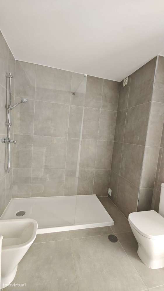 Apartamento T2 com parqueamenti e terraço. Vistas de mar-19