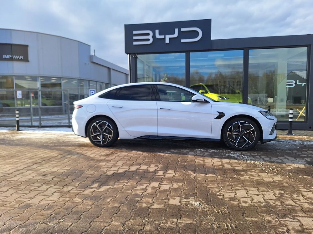 3,8 S (0-100 km/h) / Zasięg 520 km / Head-Up / Dynaudio® / Kamera 360