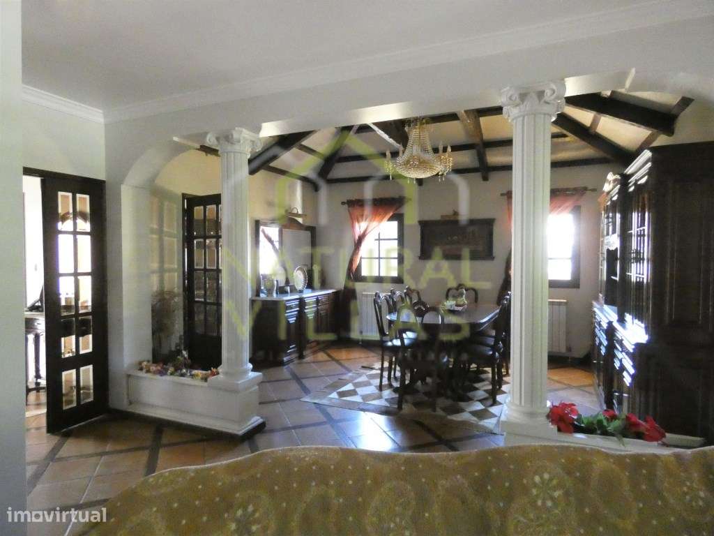 Moradia T4 com Piscina Interior e Jardim em Vale de Santa Maria - Grande imagem: 4/26