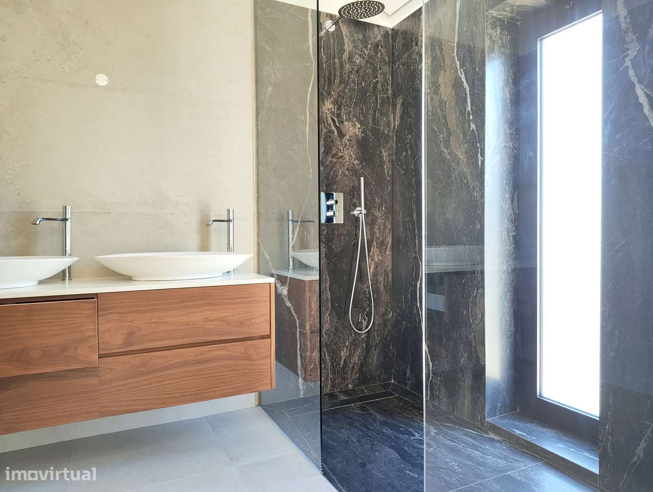 Moradia T5 com piscina e jardim em Canidelo-41