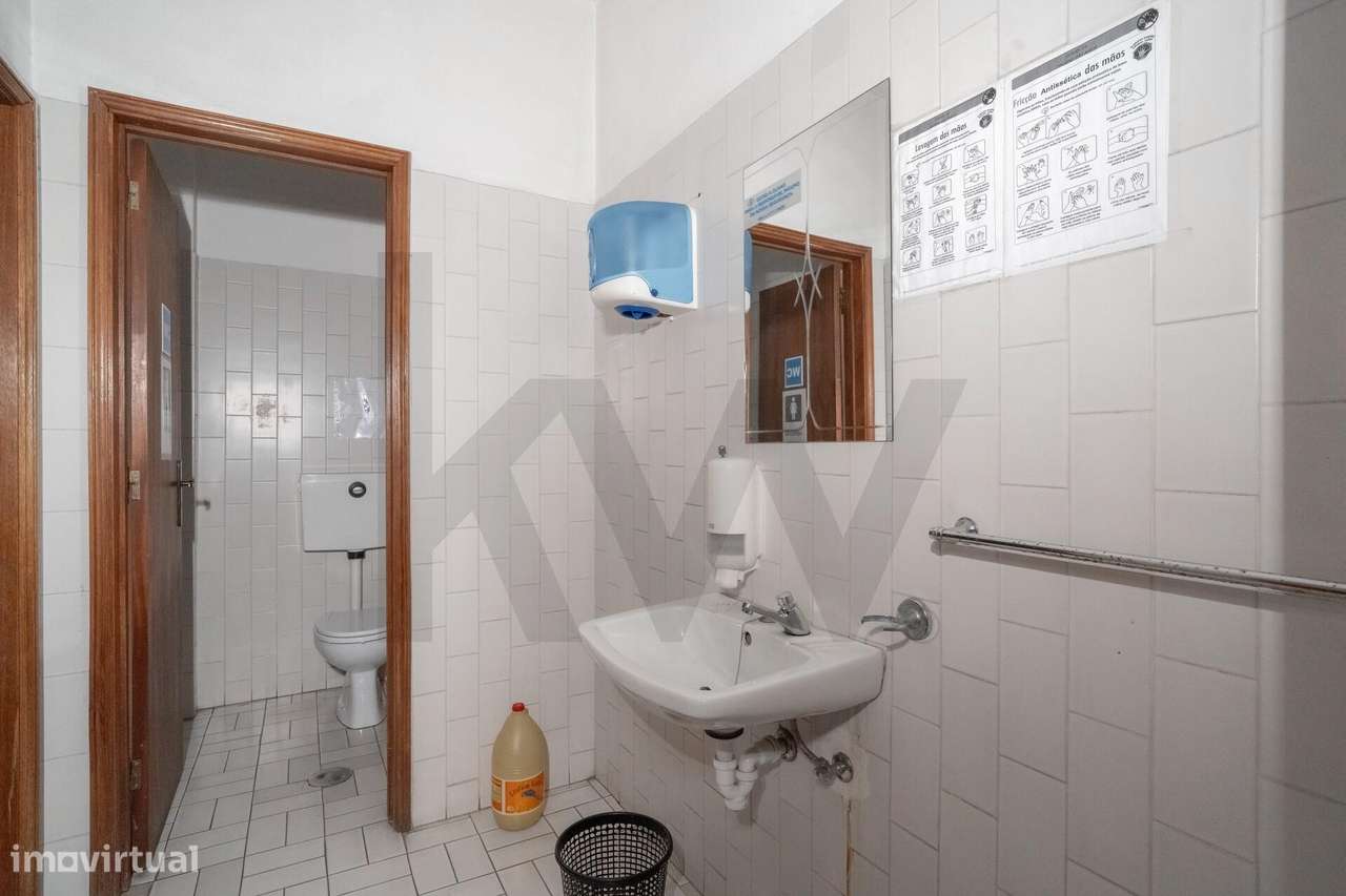 **Armazém com logradouro na Zona Industrial de Serzedo, Vila Nova de G-12