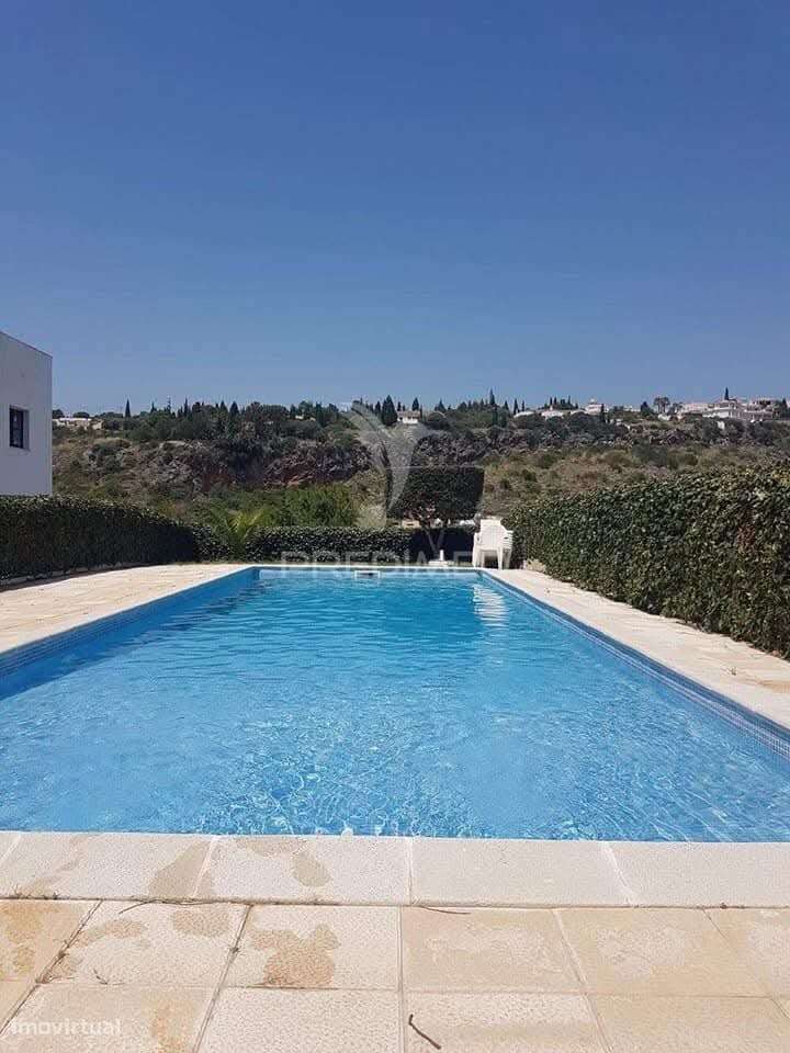 Condomínio com piscina perto da praia e da marina - Grande imagem: 2/23