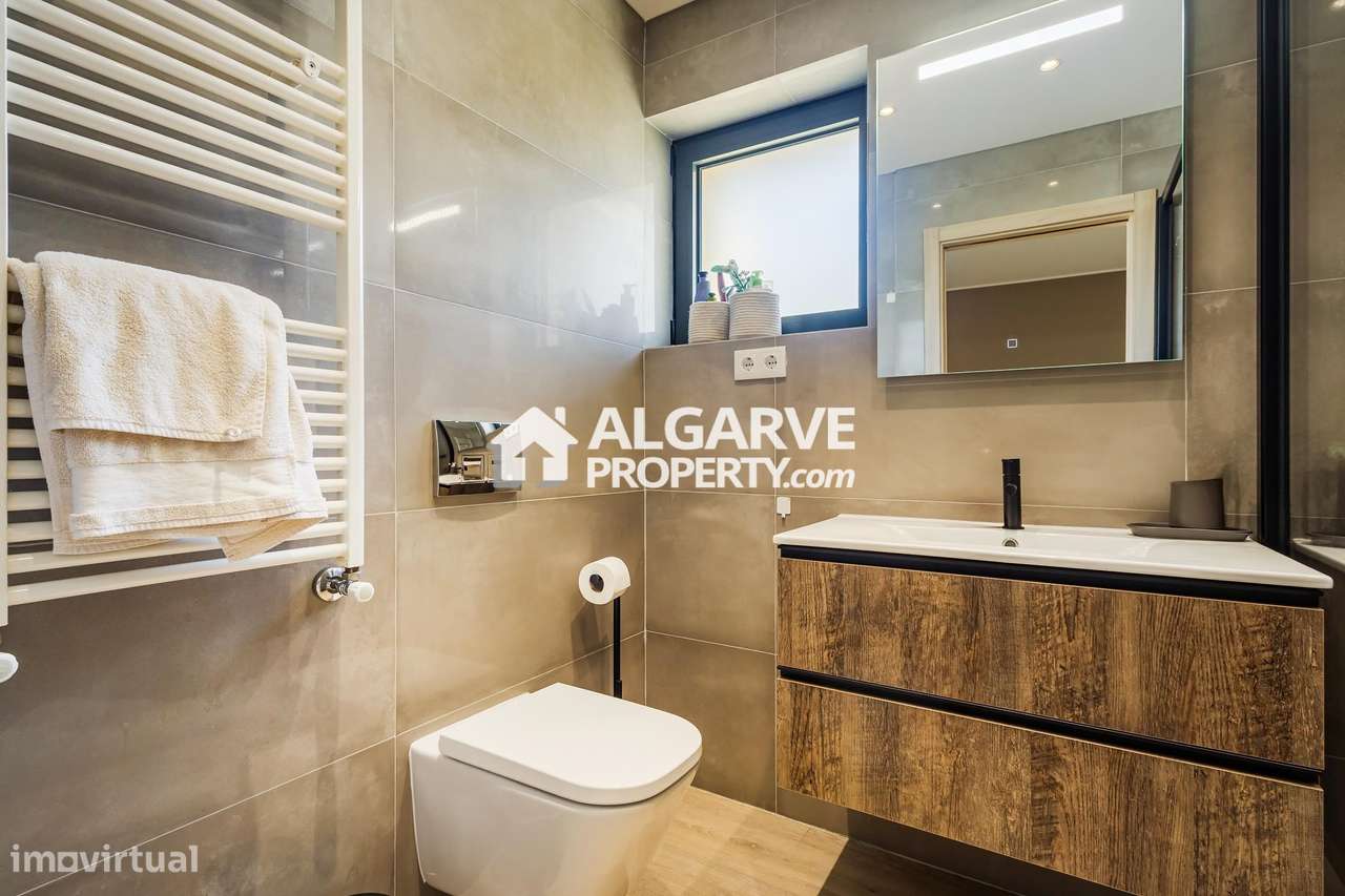 Moradia moderna V6 em condomínio com piscina. Perto de Vilamoura e pra-25