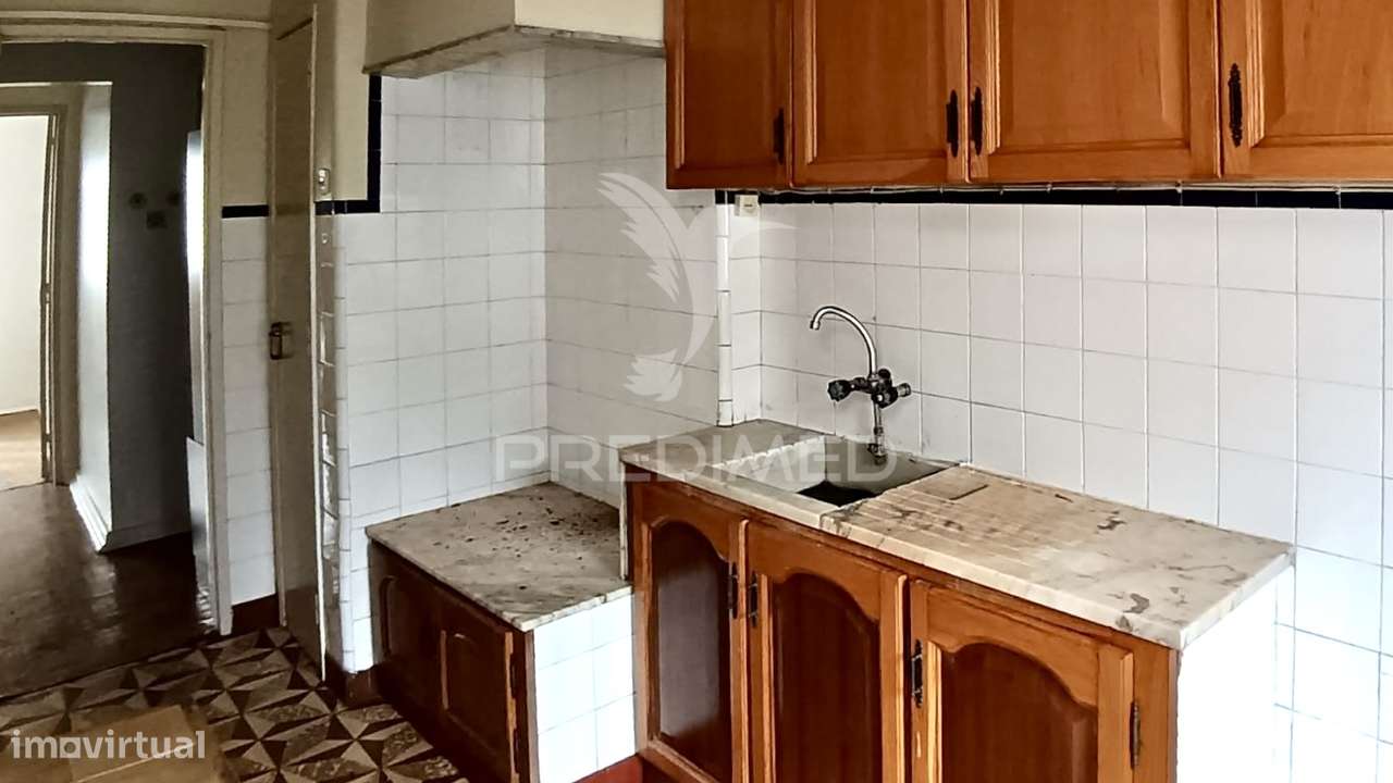 Prédio para remodelar na Baixa da Banheira - Grande imagem: 3/19