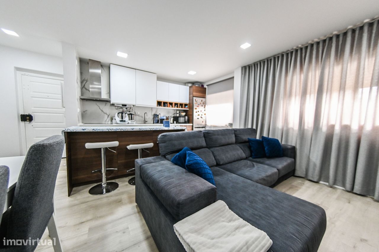 Apartamento T2 remodelado em zona nobre de Almada