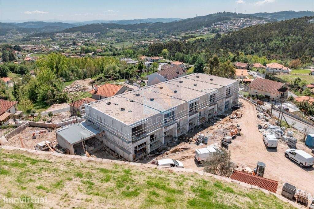 Moradia do gaveto T4 em condomínio privado no empreendimento Village-25