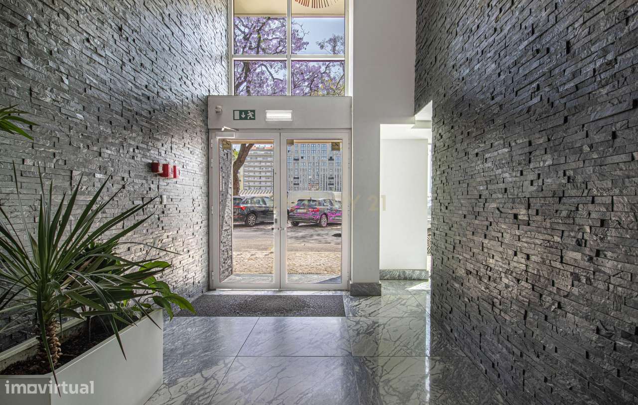 Apartamento T4 +1 com 272 m2 Vista Panorâmica em Lisboa e 3 Lugares de-40