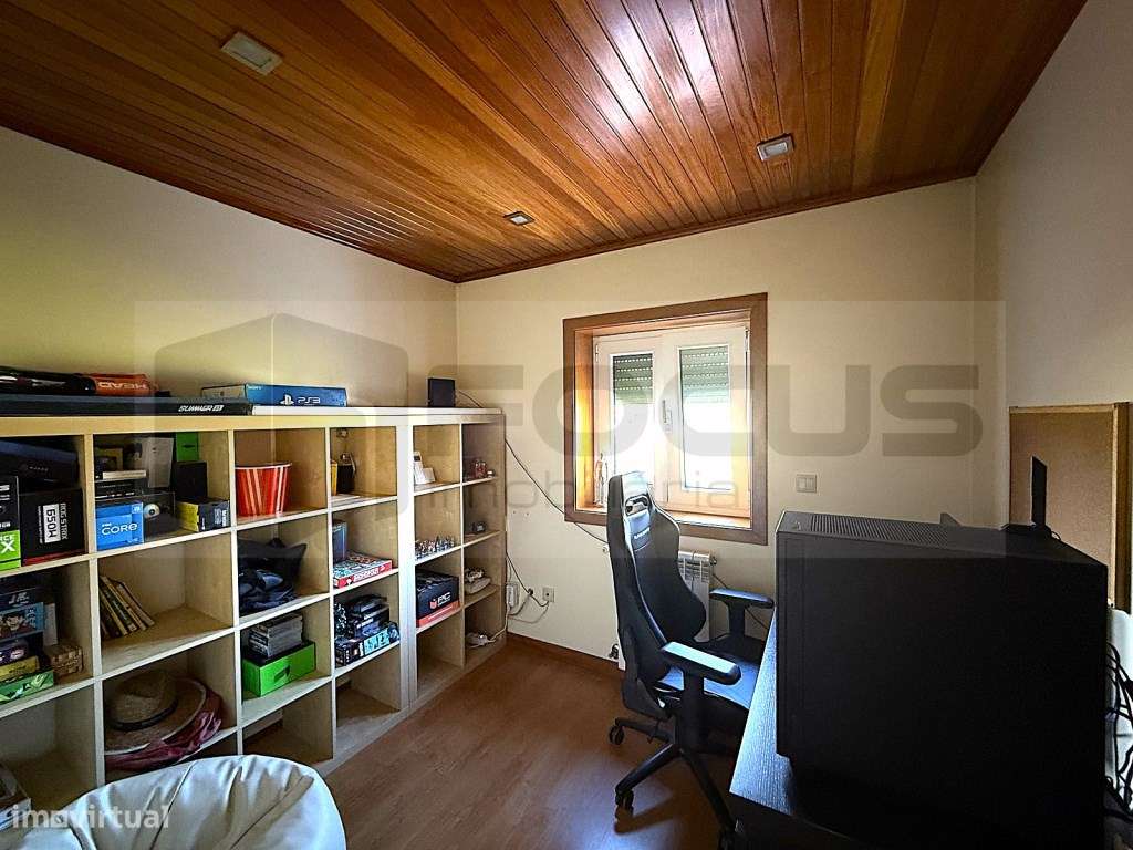 Espaçosa moradia T4 para venda em Esgueira-39