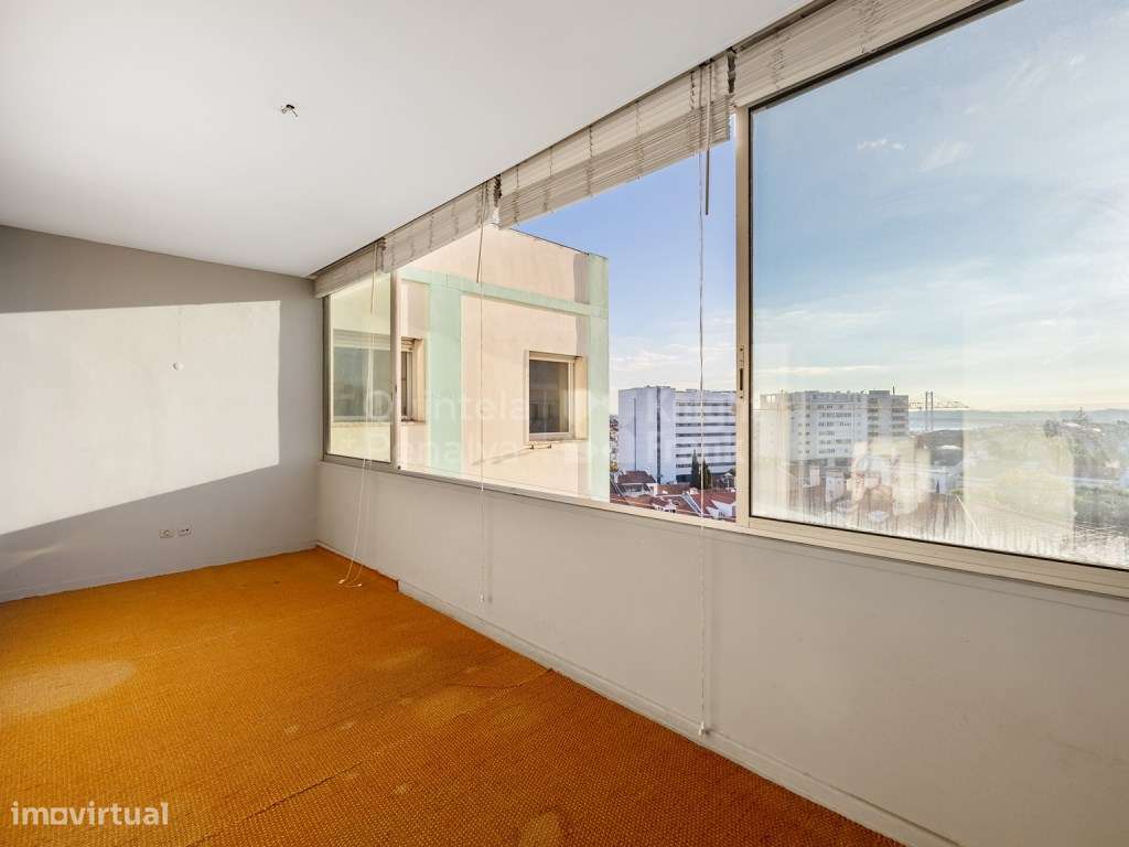 Apartamento T4, com varanda, Rua Domingos Sequeira, para obras - Grande imagem: 2/25