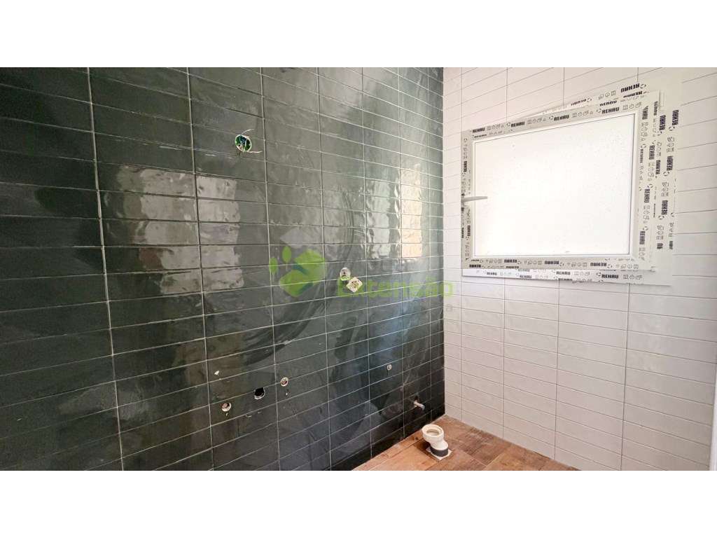 Moradia T2, Nova, com Dois Pisos, no Cadaval-7