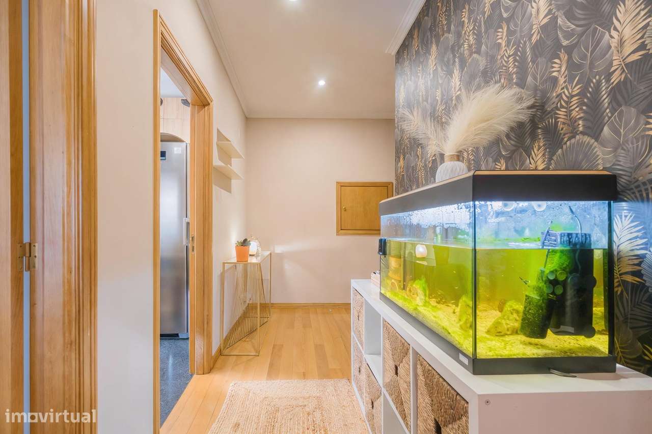 Apartamento T2 RENOVADO com Varanda e Garagem Box – Ermesinde-11