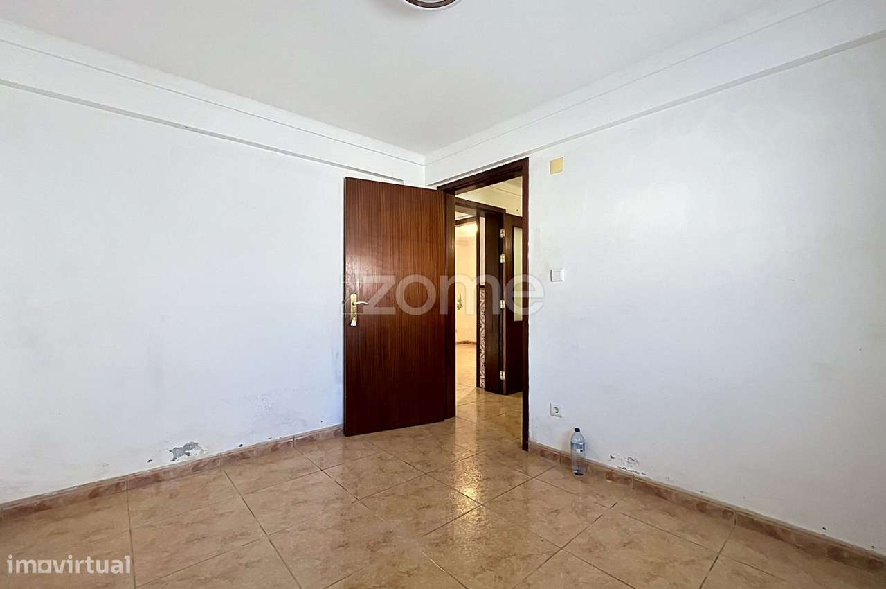 Moradia T4 com jardim e espaço exterior-14