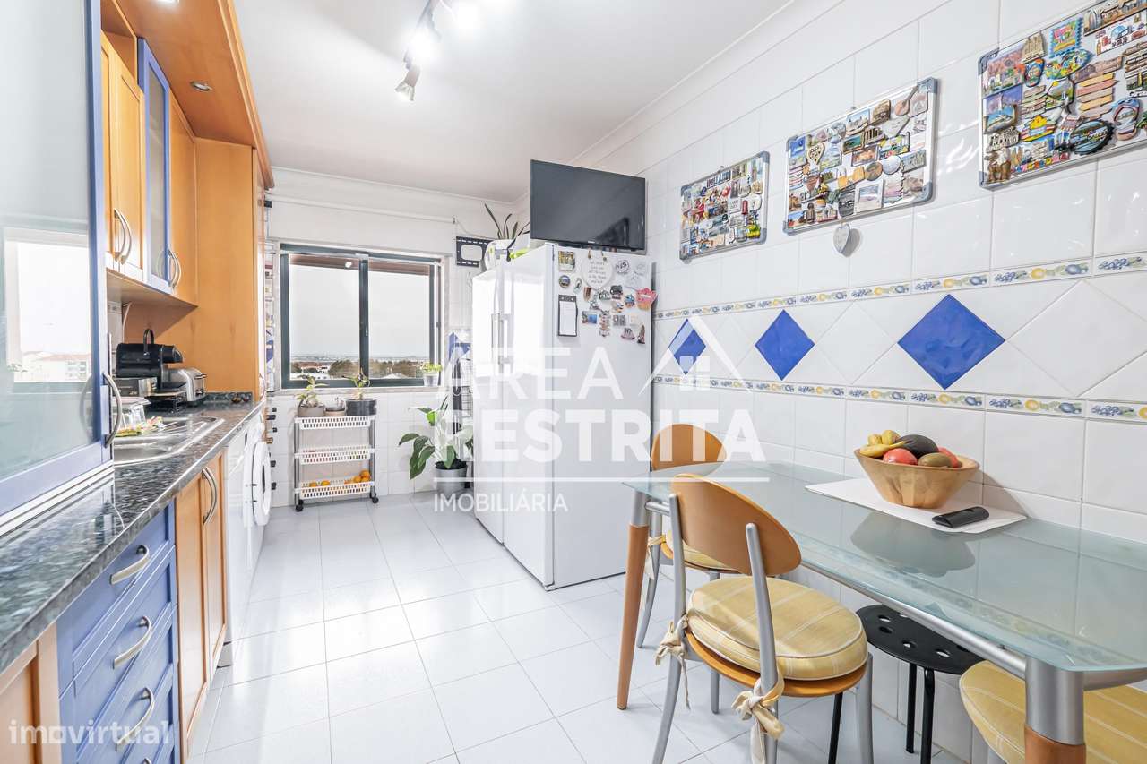 Apartamento T3 com parqueamento e elevador nos Fidalguinhos, Barreiro-9