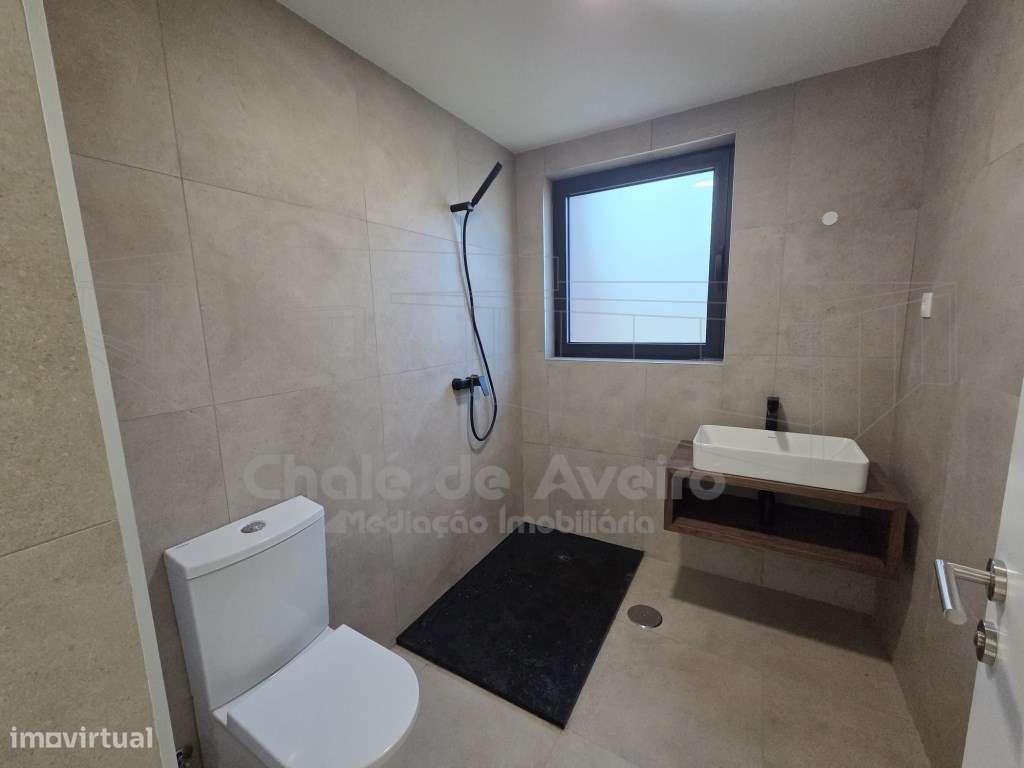 Moradia unifamiliar geminada T3, de 2 pisos, com garagem, anexos e ...-30