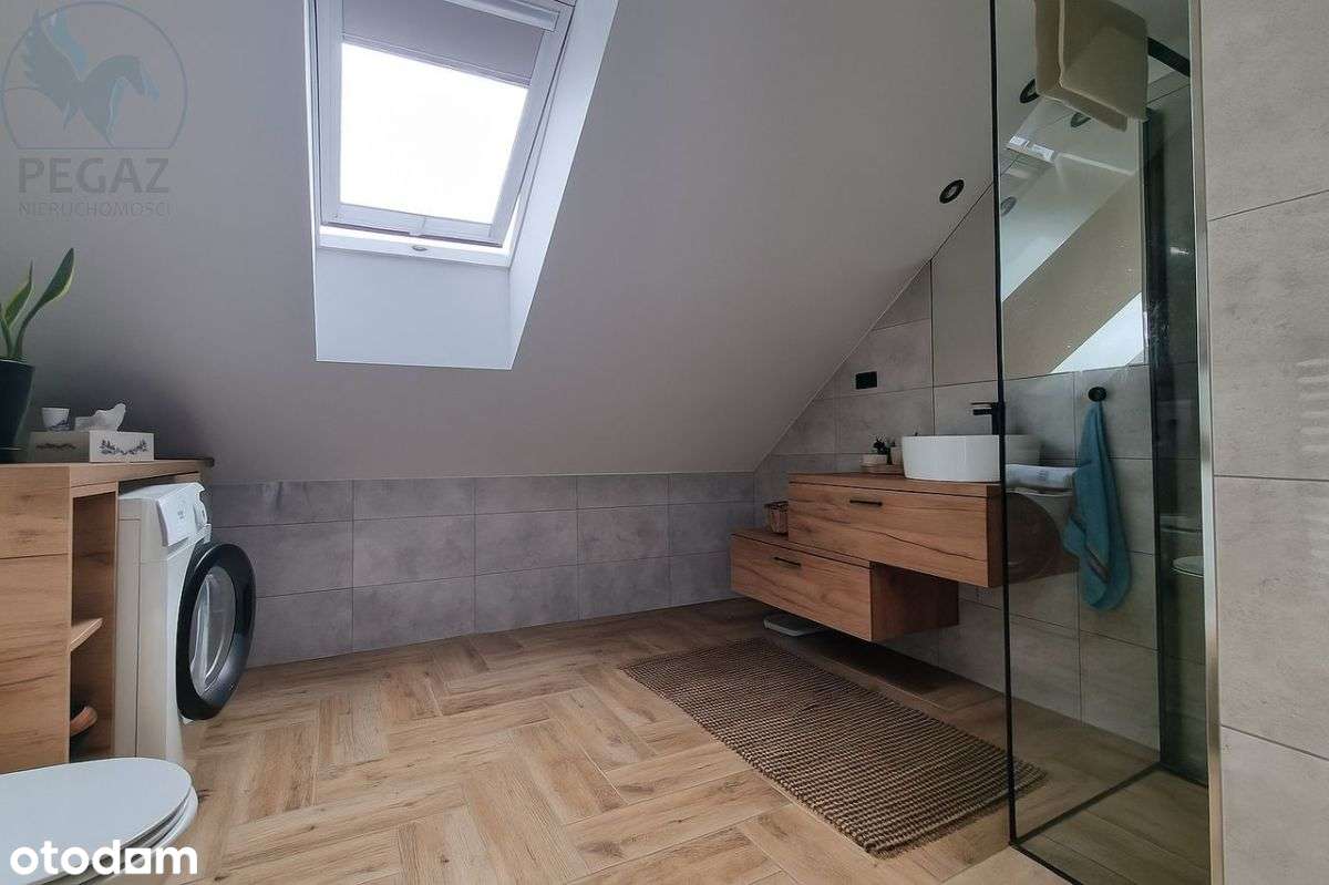 Piękny dom z dwoma niezależnymi mieszkaniami.-8