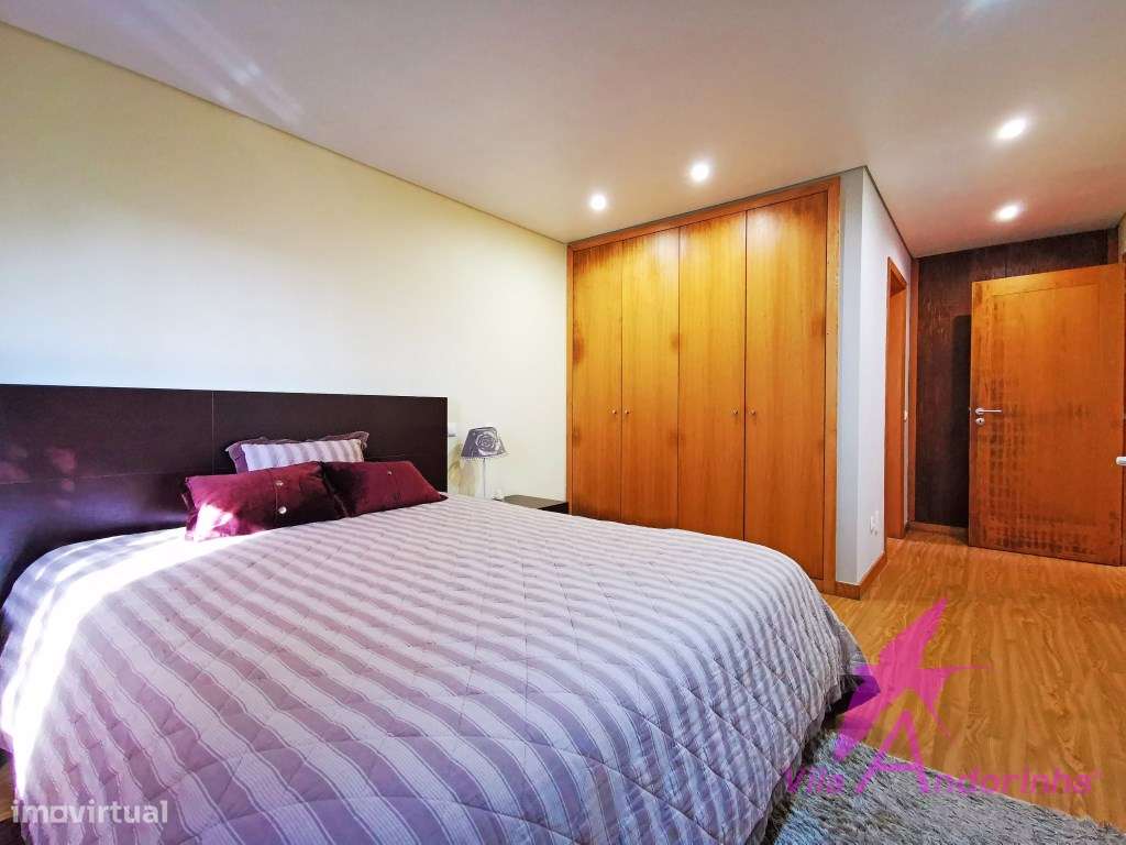 Moradia T4 Independente a 5 minutos da praia e do centro-11