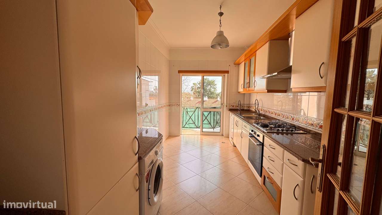 Excelente T4 no Montijo com Garagem e Arrecadação.-14